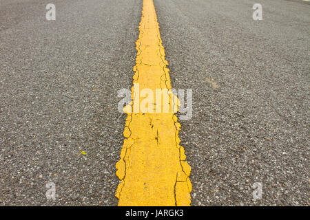 Asphalt dunkle Textur mit gelben Linien Stockfoto