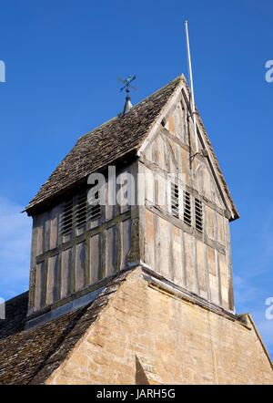 Fachwerk-Kirchturm, Long Marston Kirche, Warwickshire, England Englisch. Stockfoto