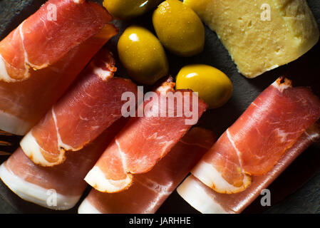 Schinken mit Oliven und Käse über Kopf schießen Stockfoto