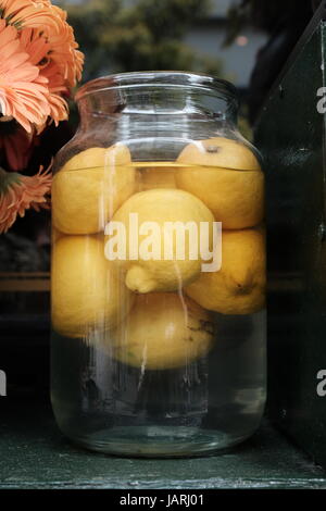 Zitronen in ein Glas voller Wasser Stockfoto