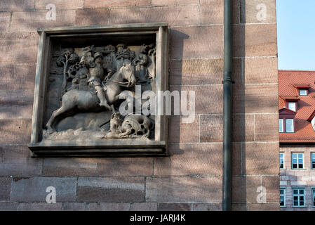 Relief auf einer typischen Sandsteinmauer, Nürnberg, Bayern, Deutschland Stockfoto