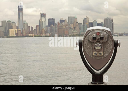 Münz-Fernglas mit Lower Manhattan auf dem Hintergrund (New York City) Stockfoto