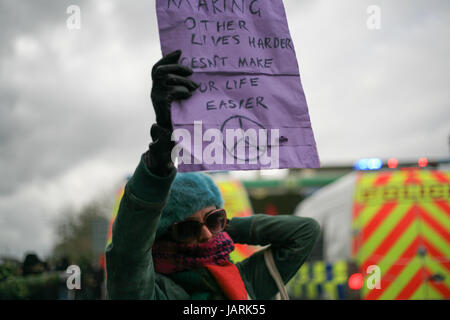 Mehrere Personen wurden verletzt und drei Menschen am Tag nach der extremen Rechten und antifaschistische Demonstranten stießen während entgegensetzen Proteste in Dover festgenommen Stockfoto