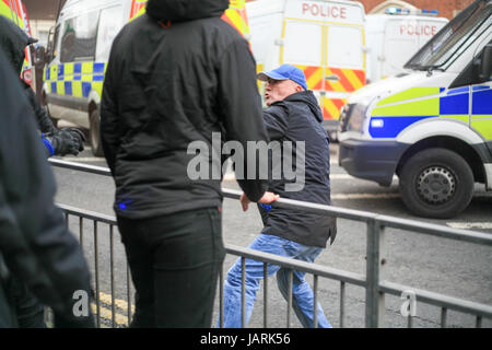 Mehrere Personen wurden verletzt und drei Menschen am Tag nach der extremen Rechten und antifaschistische Demonstranten stießen während entgegensetzen Proteste in Dover festgenommen Stockfoto