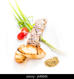 Berühmte griechische Souvlaki Gericht auf einem weißen Teller (High-Key-Bild) Stockfoto