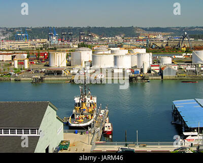 Ein Foto von Industrie und Handel Stadtgebiet befindet sich in der Nähe einer Wasserstraße. Stockfoto