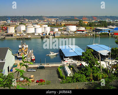 Ein Foto von Industrie und Handel Stadtgebiet befindet sich in der Nähe einer Wasserstraße. Stockfoto