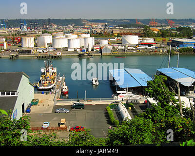 Ein Foto von Industrie und Handel Stadtgebiet befindet sich in der Nähe einer Wasserstraße. Stockfoto