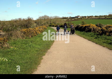 Padstow, Cornwall, UK - 6. April 2017: Radfahrer und Wanderer genießen die Abendsonne auf dem Camel Trail in der Nähe von Padstow in Cornwall Stockfoto