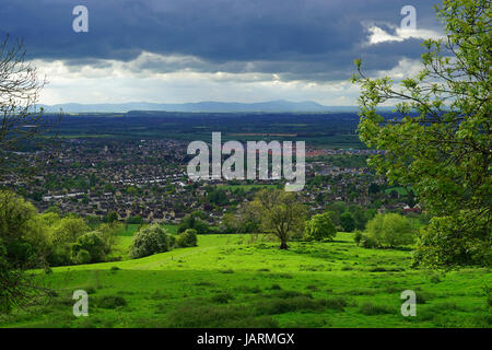 Blick von Cleeve Hill, Gloucestershire über Bishop's Cleeve zu den Malvern Hills Stockfoto