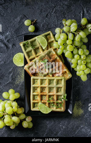 Grün Waffeln mit Trauben Stockfoto