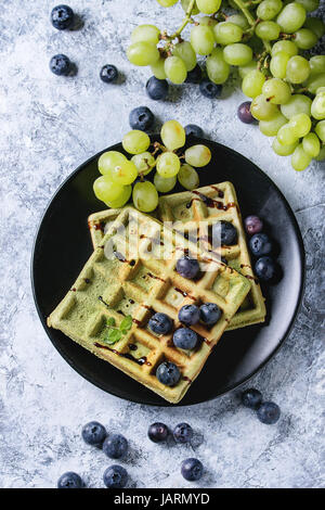 Grün Waffeln mit Trauben Stockfoto