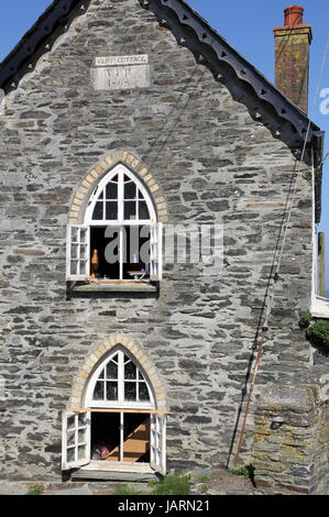 Port Isaac, Cornwall, UK - 8. April 2017: Cliff Cottage, ein traditionelles Steinhaus gebaut im Jahre 1868, derzeit renoviert Stockfoto