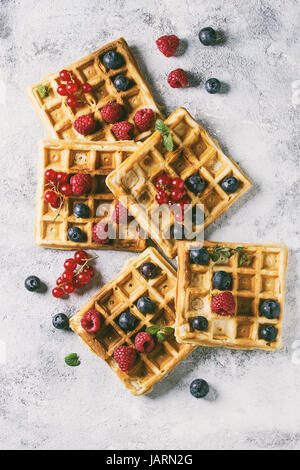 Belgische Waffeln mit Beeren Stockfoto