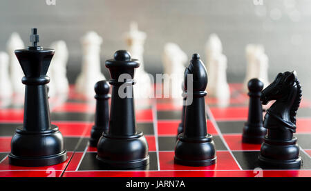 Eine preiswerte Schach an Bord Stans gegen weiß rot Stockfoto