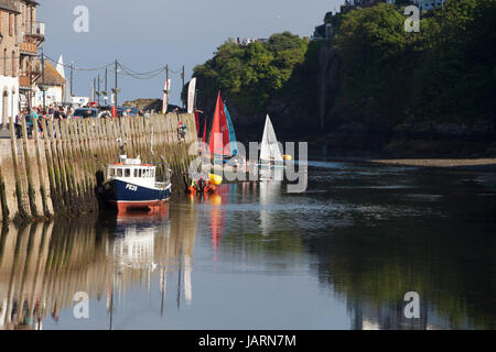 Schlauchboote mit bunten Segeln starten aus der Schlupf am Fluss in Looe, Cornwall Stockfoto