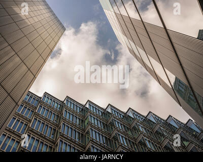 London-UK, 13. April 2017: Wolkenkratzer der Londoner Docklands. Niedrige Weitwinkelansicht der konvergierenden Wolkenkratzer im Geschäftsviertel. Stockfoto