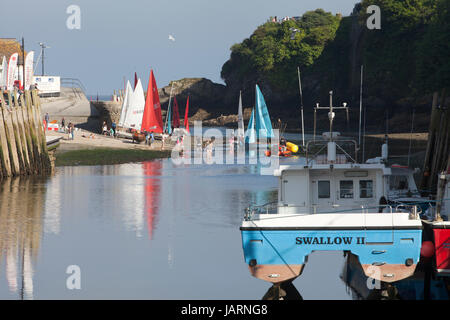 Schlauchboote mit bunten Segeln starten aus der Schlupf am Fluss in Looe, Cornwall Stockfoto