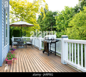 Sauber im freien Zeder Holzdeck und Terrasse des Hauses mit BBQ Herd und Flaschenbier Stockfoto