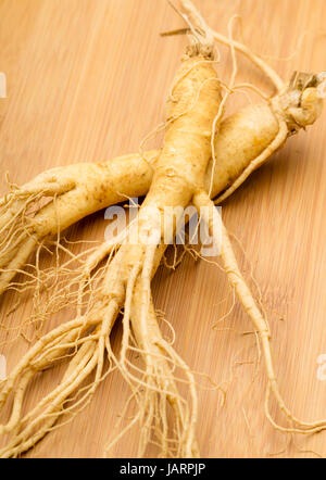 Frische Ginseng auf dem hölzernen Hintergrund Stockfoto