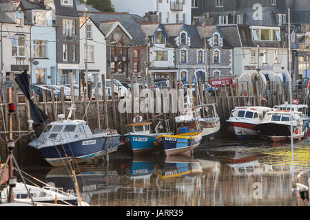 Boote vertäut am Kai am Fluss in Looe, Cornwall Stockfoto