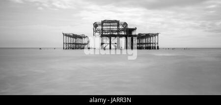 Die Überreste des West Pier in Brighton, East Sussex, England, wurden 1975 geschlossen und 2003 durch einen Brand zerstört. Stockfoto