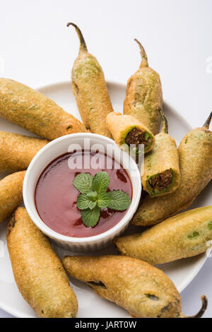 grüne Chili Pakode oder Mirch oder Mirchi Pakode, indische Lieblingstee Zeit Snack im Monsun Stockfoto