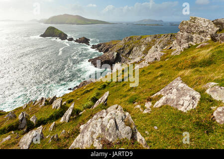 koordiniert die malerische irischen Westküste von Dingle Halbinsel (westlichste Festland Punkt Europas) im Westen Irlands auf Blasket Inseln suchen, während der Himmel oben, clearing ist: 52.109576,-10.477570, Klammern Eposures Enfused in einem Bild Stockfoto