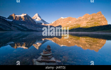 Mount Assiniboine im Mt.Assiniboine Provincial Park mit See Magog, British Columbia, Kanada, Blick nach Süden, Morgenlicht, Nebel auf See, perfekte Spiegelung, Koordinaten: 50.908012,-115.627871 Stockfoto