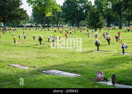 Grabstätte Blumenschmuck zu Ehren der Toten am Memorial Day in einem Friedhof in Wichita, Kansas, USA. Stockfoto