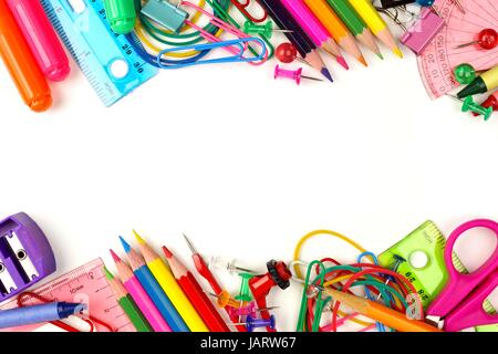 Doppelrand bunte Schule liefert auf weißem Hintergrund Stockfoto