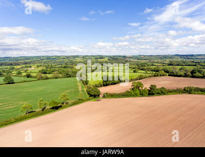 Luftaufnahme von Feldern mit braunen Äckern, grünen Weiden, Wiesen, in einer englischen, Sommer-Landschaft. Stockfoto