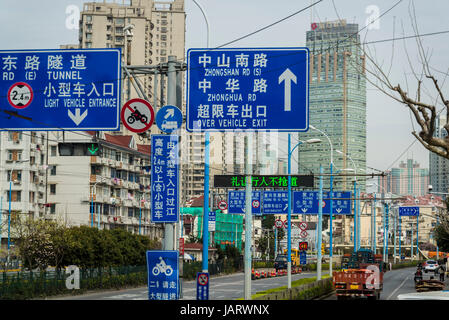 Zhongshan Road im Zentrum von Shanghai, China Stockfoto