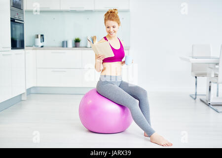 Schöne Frau entspannen nach Fitness-Workout Stockfoto