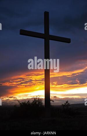 Kreuz vor einer großen Nachthimmel Stockfoto