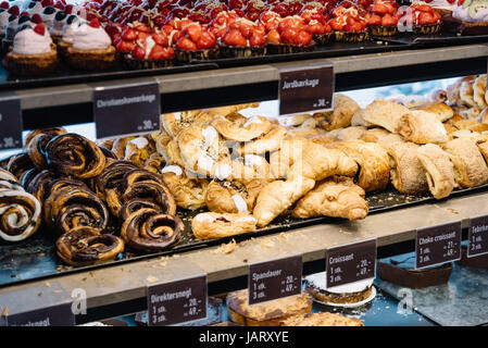 Zimt dänischen wirbelt, Croissants und anderes Gebäck im café Stockfoto