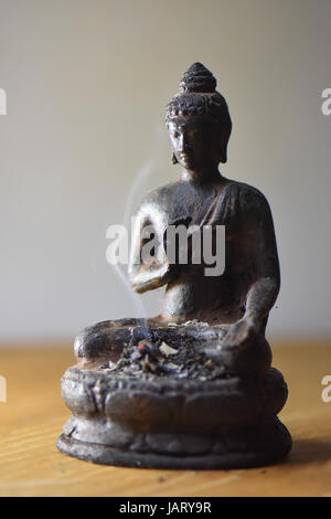 Buddha-Statue mit Rauchen Weihrauch. Stockfoto