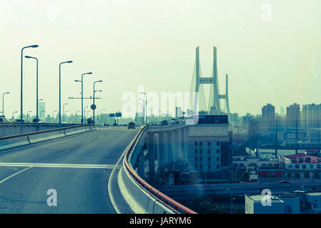 Nanpu-Brücke, eine Schrägseilbrücke mit semi-fan-System und stahlverstärkte Komposit Betonbrücke, Stadtteil Pudong, Shanghai, China Stockfoto