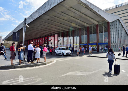 Eingang Roma Termini (Stazione Termini) Roms wichtigste ÖPNV Terminal für Eisenbahn, Straßenbahnen, Taxis, u-Bahn und Busse Stockfoto