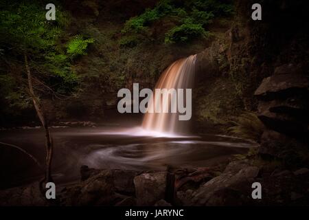 Lady fällt Sgwd Gwladus Wasserfall Stockfoto