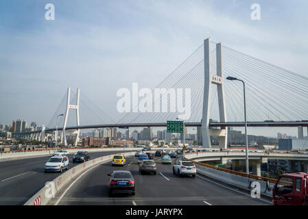 Nanpu-Brücke, eine Schrägseilbrücke mit semi-fan-System und stahlverstärkte Komposit Betonbrücke, Stadtteil Pudong, Shanghai, China Stockfoto