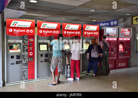 Self-service-Automaten am Roma Termini (Stazione Termini) Roms wichtigste ÖPNV-Terminal für Eisenbahn, Straßenbahnen, Taxis, u-Bahn und Busse Stockfoto