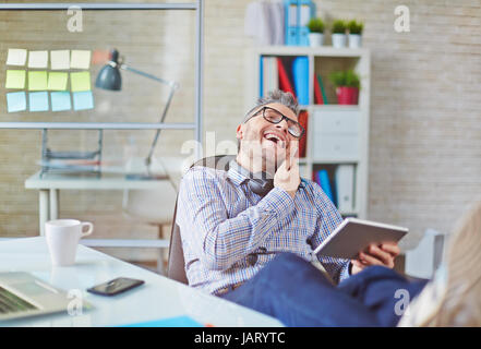 Lachend Geschäftsmann auf Handy Stockfoto