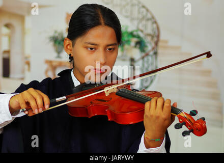 Porträt von hübschen jungen indigenen Mann aus Otavalo, Ecuador, Geige spielen hautnah Stockfoto