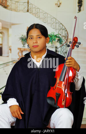 Porträt von hübschen jungen indigenen Mann aus Otavalo, Ecuador, Geige spielen hautnah Stockfoto