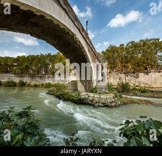 Panorama der Tiberinsel und Fabricio Brücke über den Fluss Tiber, Rom, Italien Stockfoto