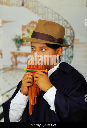 Porträt von hübschen jungen indigenen Mann aus Otavalo, Ecuador, spielen die Rondador hautnah Stockfoto