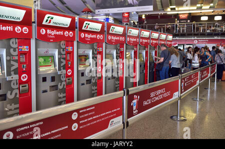 Self-service-Automaten am Roma Termini (Stazione Termini) Roms wichtigste ÖPNV-Terminal für Eisenbahn, Straßenbahnen, Taxis, u-Bahn und Busse Stockfoto