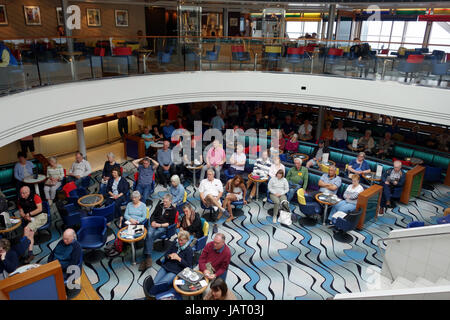 Passagiere an Bord von Brittany Ferries Schiff Pont Avon Stockfoto