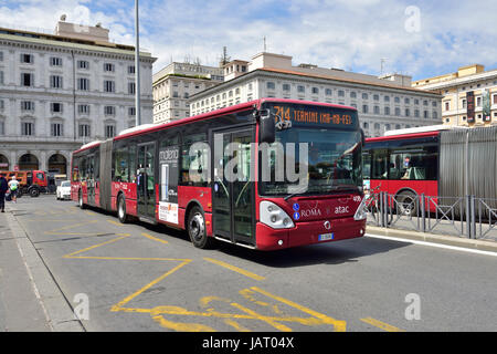 Rom-Busse vor Roma Termini (Stazione Termini) Roms wichtigste ÖPNV Terminal für Eisenbahn, Straßenbahnen, Taxis, u-Bahn und Busse Stockfoto